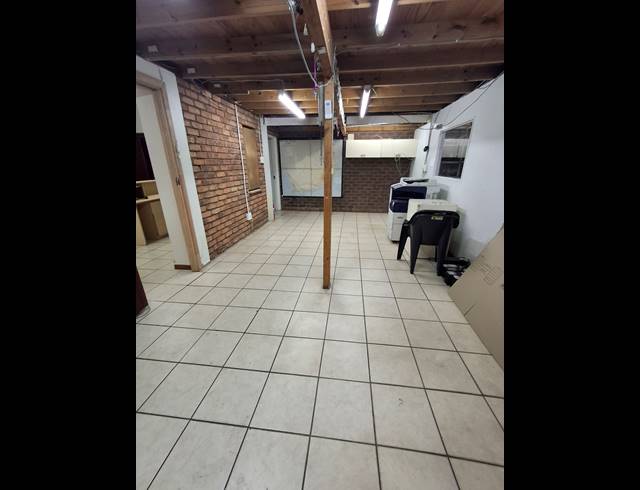 900M² WAREHOUSE TO LET IN MEISIES HALT